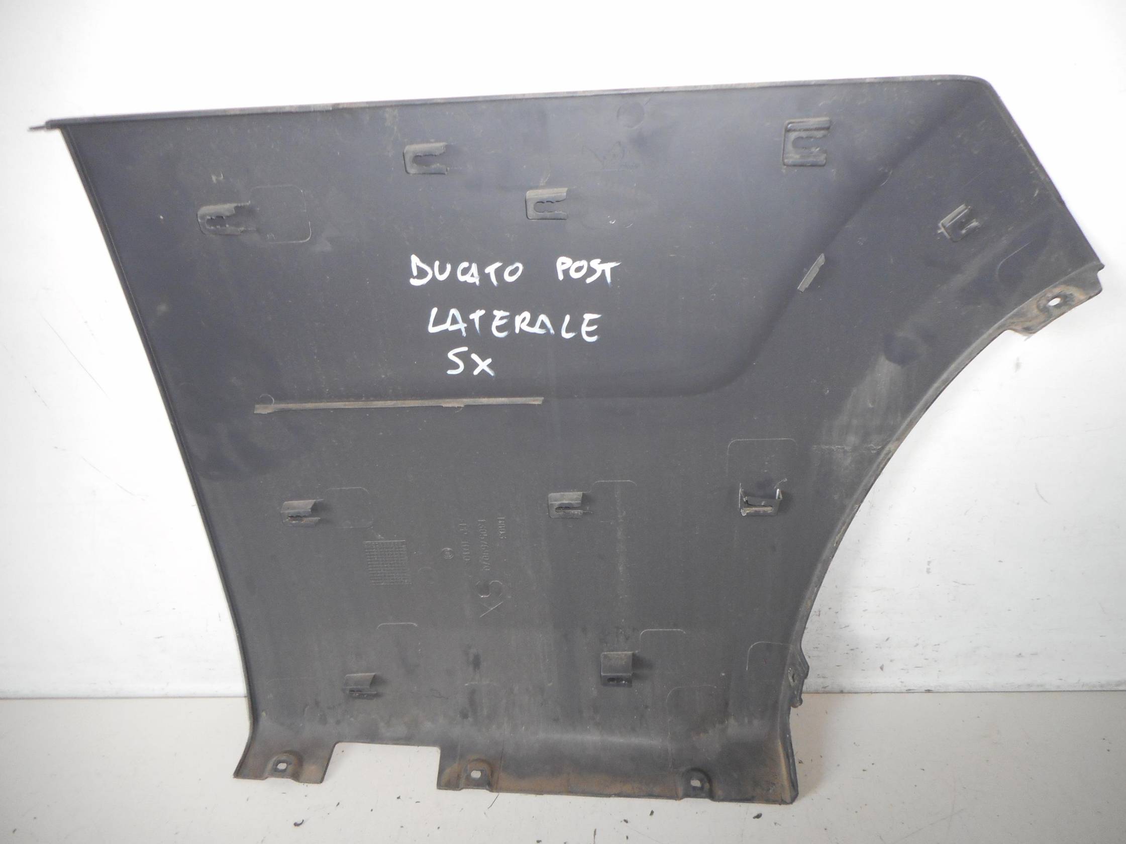 Paraurti post. lat. sx.